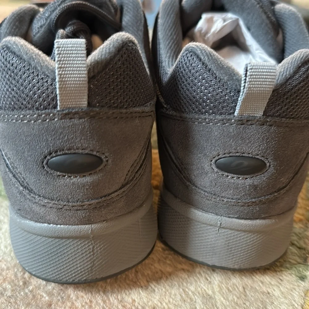 New in box Easy Spirit Women's Romy Suede Walking Shoe size 8M wide